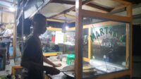 Umar salah seorang pedagang Martabak Telor dikawasan Balikpapan Barat (foto : Ariel)