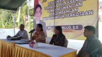 Anggota DPRD Kota Balikpapan Nelly Turuallo saat berdialog dengan warga (foto/ariel)