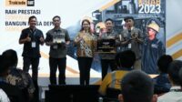 Yulia Yasmina (tengah) selaku Chief Administration Officer Trakindo saat menyerahkan penghargaan (foto/ist)