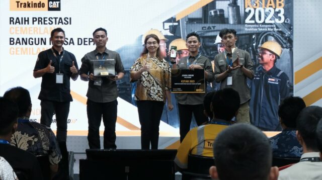 Yulia Yasmina (tengah) selaku Chief Administration Officer Trakindo saat menyerahkan penghargaan (foto/ist)