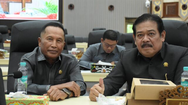 Ketua Komisi III, Abdulloh S Sos (kanan)